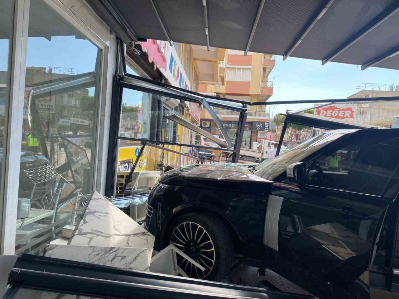 Lüks cip kafeye daldı, müşteriler ölümden döndü