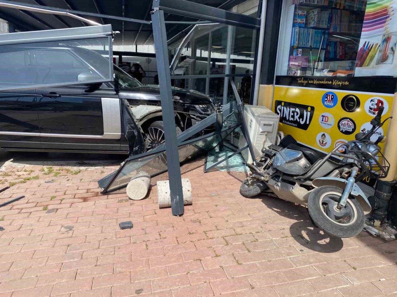 Lüks cip kafeye daldı, müşteriler ölümden döndü