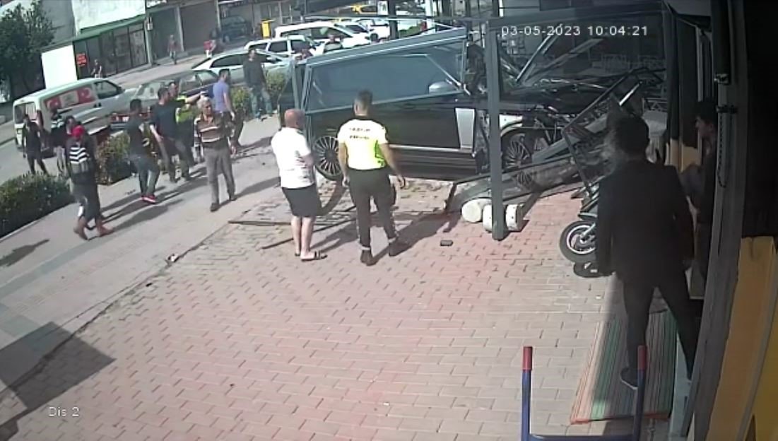 Lüks cip kafeye daldı, müşteriler ölümden döndü