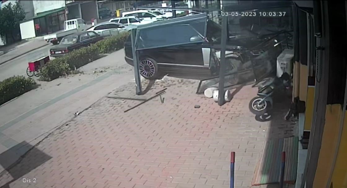 Lüks cip kafeye daldı, müşteriler ölümden döndü