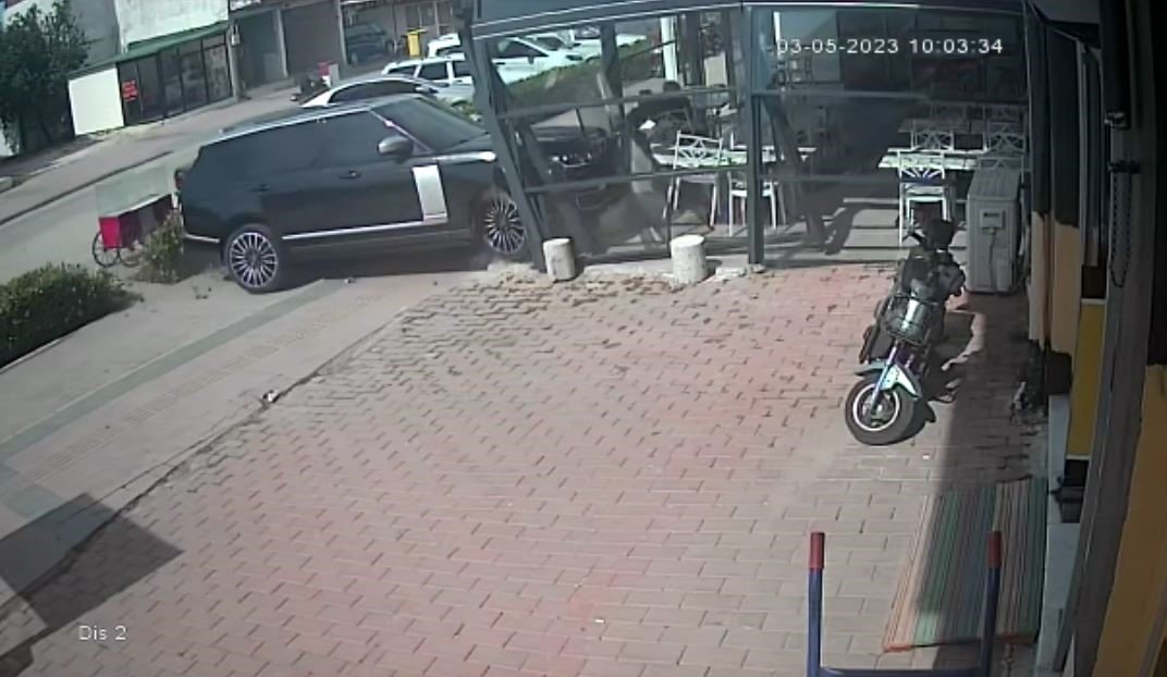 Lüks cip kafeye daldı, müşteriler ölümden döndü