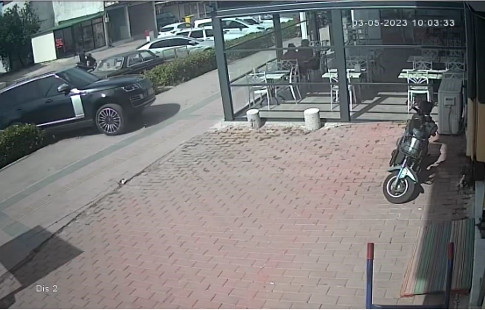 Lüks cip kafeye daldı, müşteriler ölümden döndü