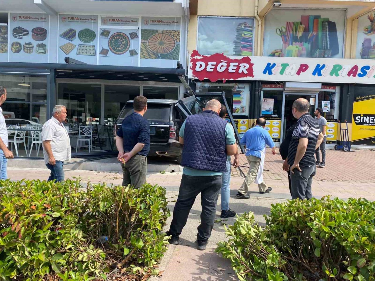 Lüks cip kafeye daldı, müşteriler ölümden döndü