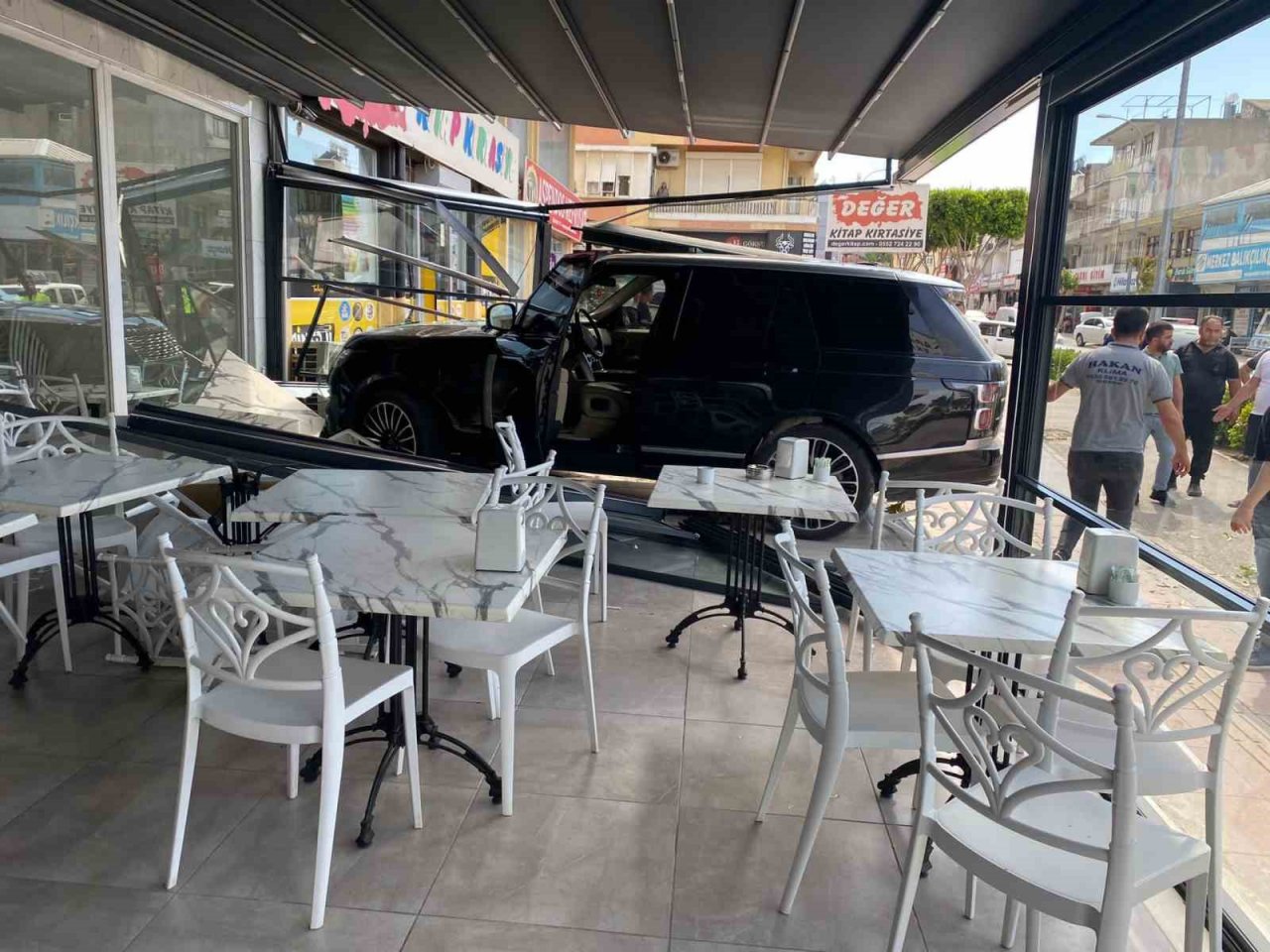 Lüks cip kafeye daldı, müşteriler ölümden döndü