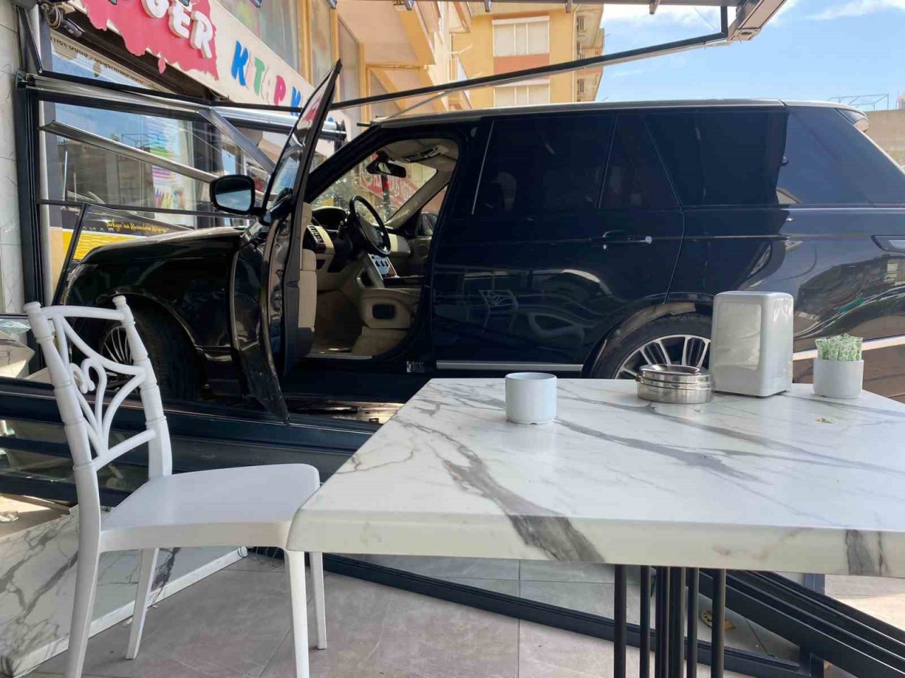 Lüks cip kafeye daldı, müşteriler ölümden döndü