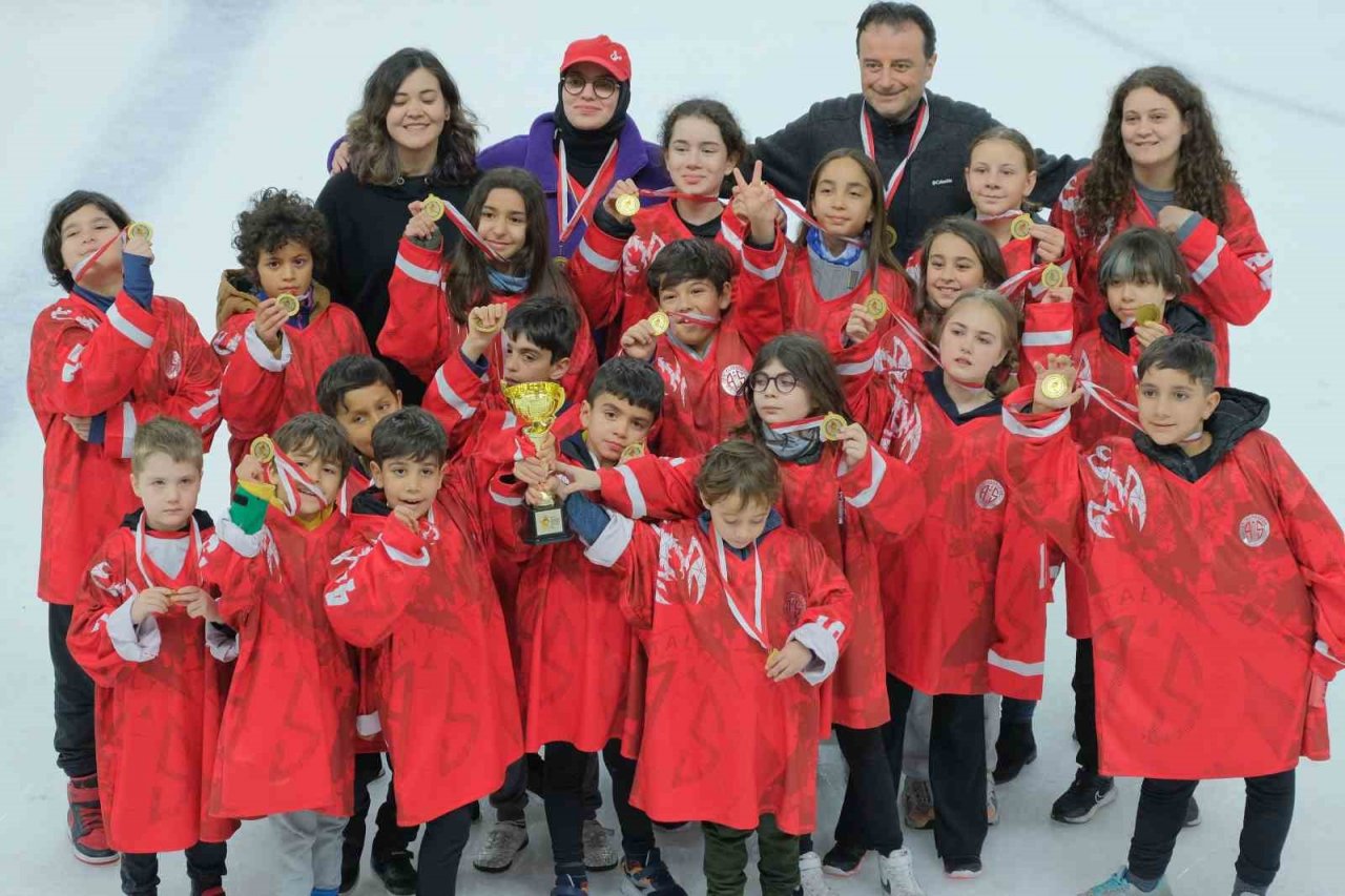 Antalyaspor Buz Hokeyi Takımı, piste çıktı