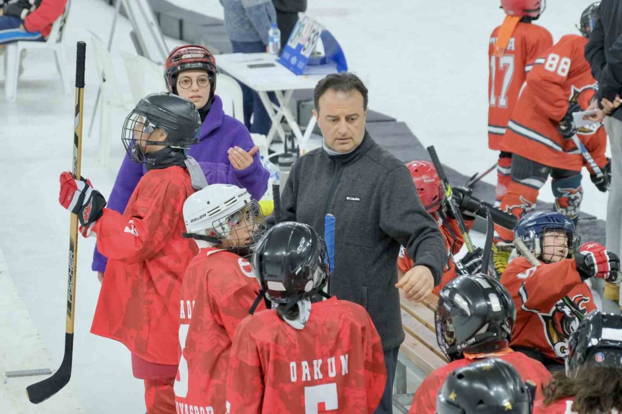 Antalyaspor Buz Hokeyi Takımı, piste çıktı