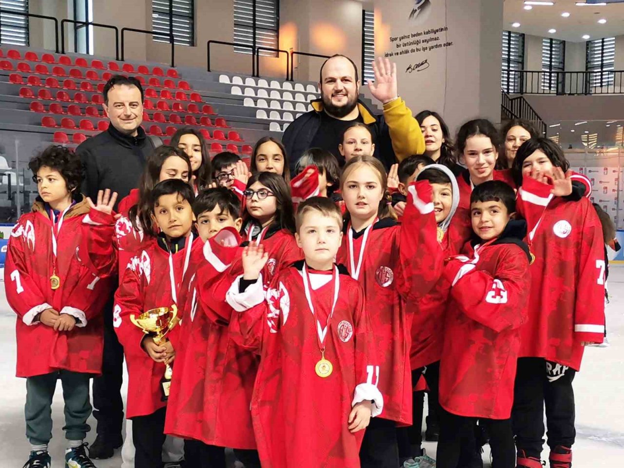 Antalyaspor Buz Hokeyi Takımı, piste çıktı