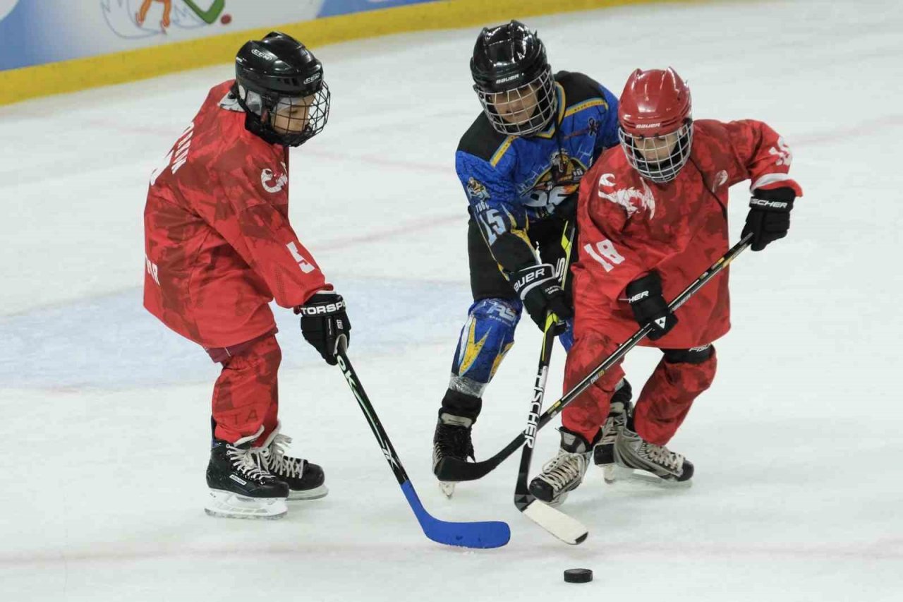 Antalyaspor Buz Hokeyi Takımı, piste çıktı