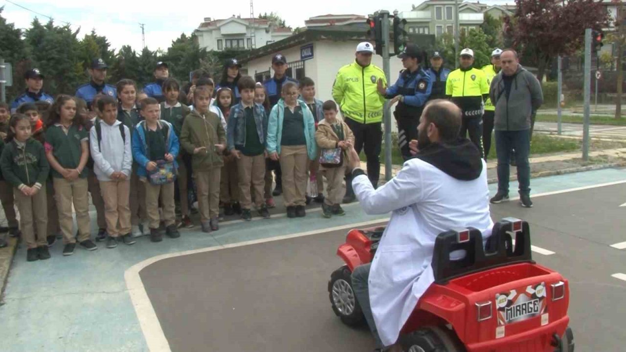 Arnavutköy’de ilkokul öğrencilerine uygulamalı trafik eğitimi