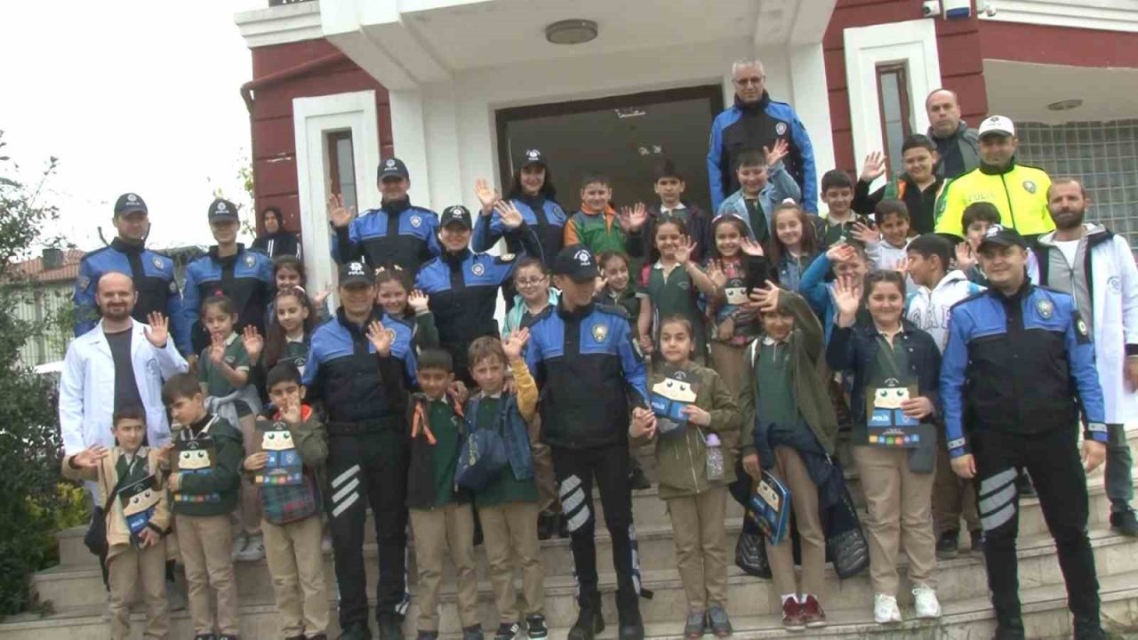 Arnavutköy’de ilkokul öğrencilerine uygulamalı trafik eğitimi