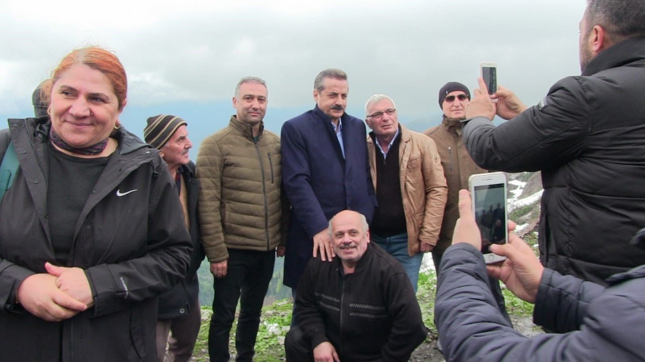 Camili köyü sakinleri AK Parti Artvin Milletvekili adayı Faruk Çelik’ten tünel istedi