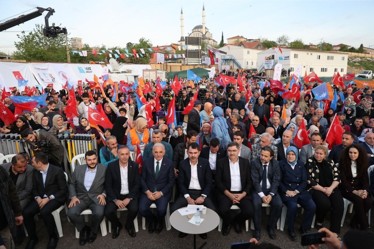 Bakan Kurum, Ümraniye’de ‘Temel Atma ve Komşu Finans Evleri Anahtar Teslim Töreni’ne katıldı