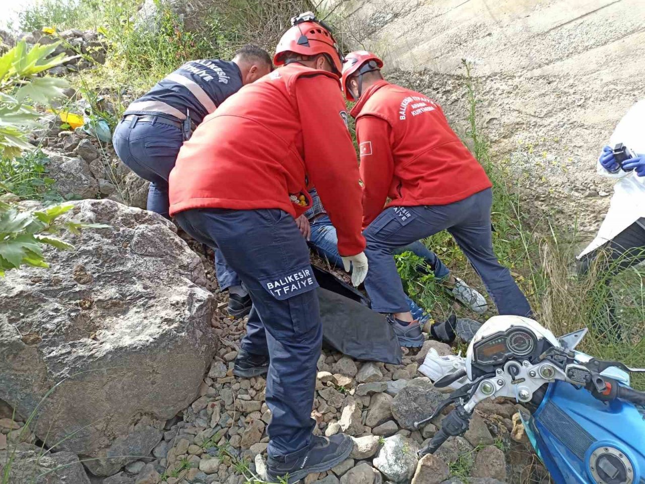 Burhaniye’de köprüden düşen motosikletli hayatını kaybetti
