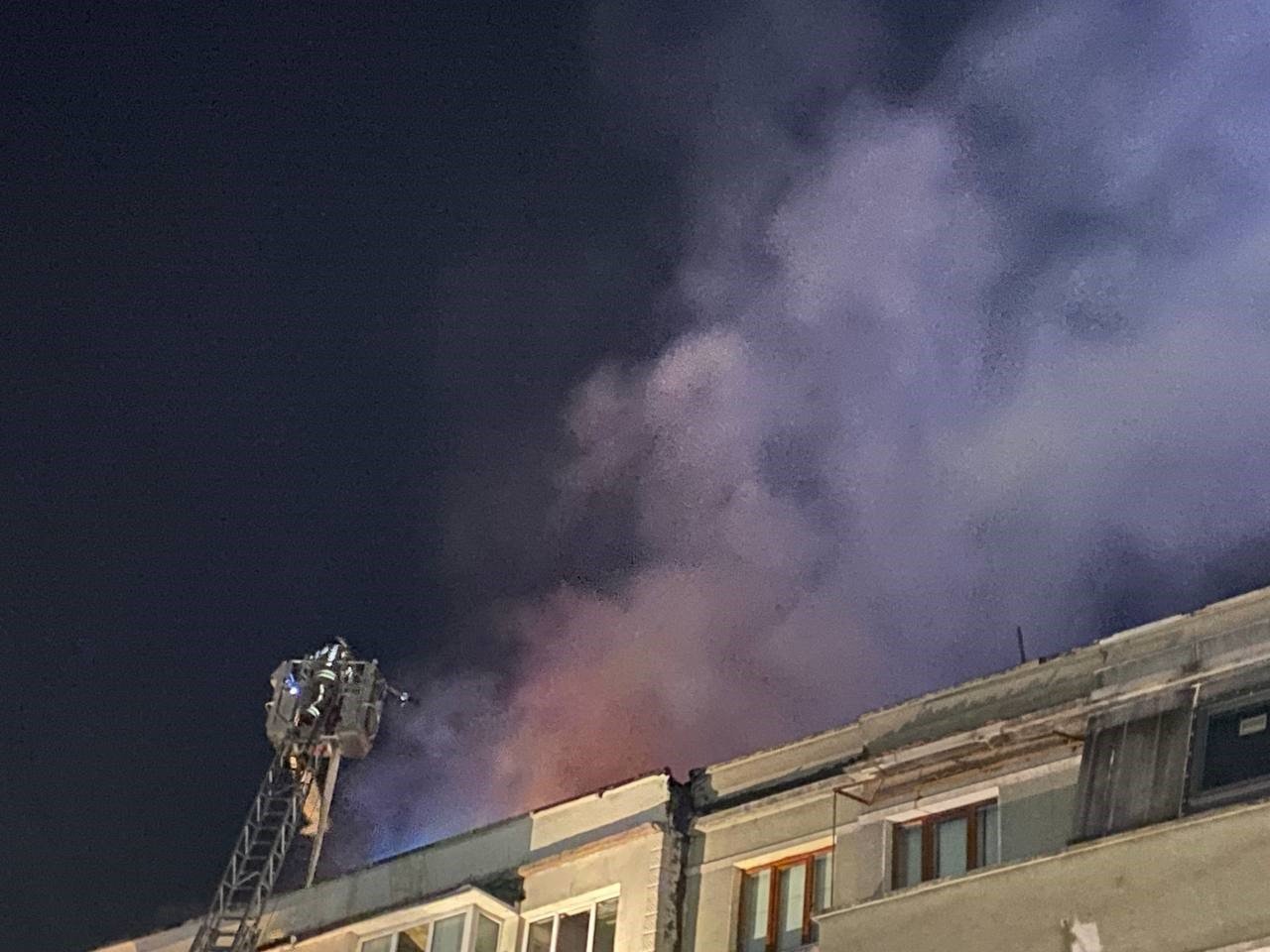 Beyoğlu’nda 5 katlı metruk binanın çatısı alev alev yandı