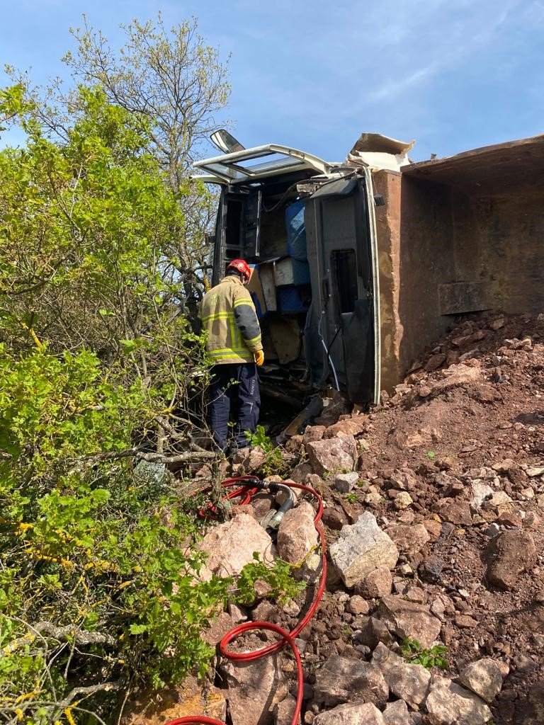 Kamyon şarampole uçtu, sürücüsü yaralandı