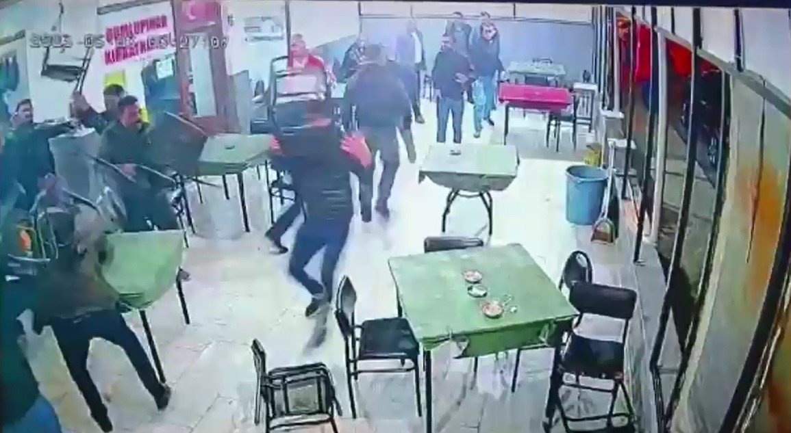 Yeşil Sol Partililerin kahvehanedeki 4 kişiyi darp ettiği anlar kameraya yansıdı
