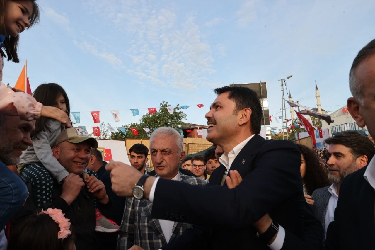 Bakan Kurum, Ümraniye’de ‘Temel Atma ve Komşu Finans Evleri Anahtar Teslim Töreni’ne katıldı