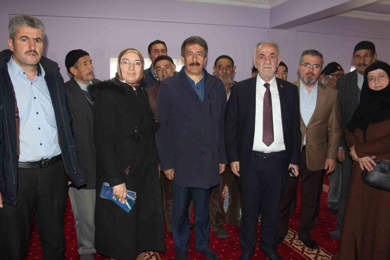 Ak Parti liderini bekliyor