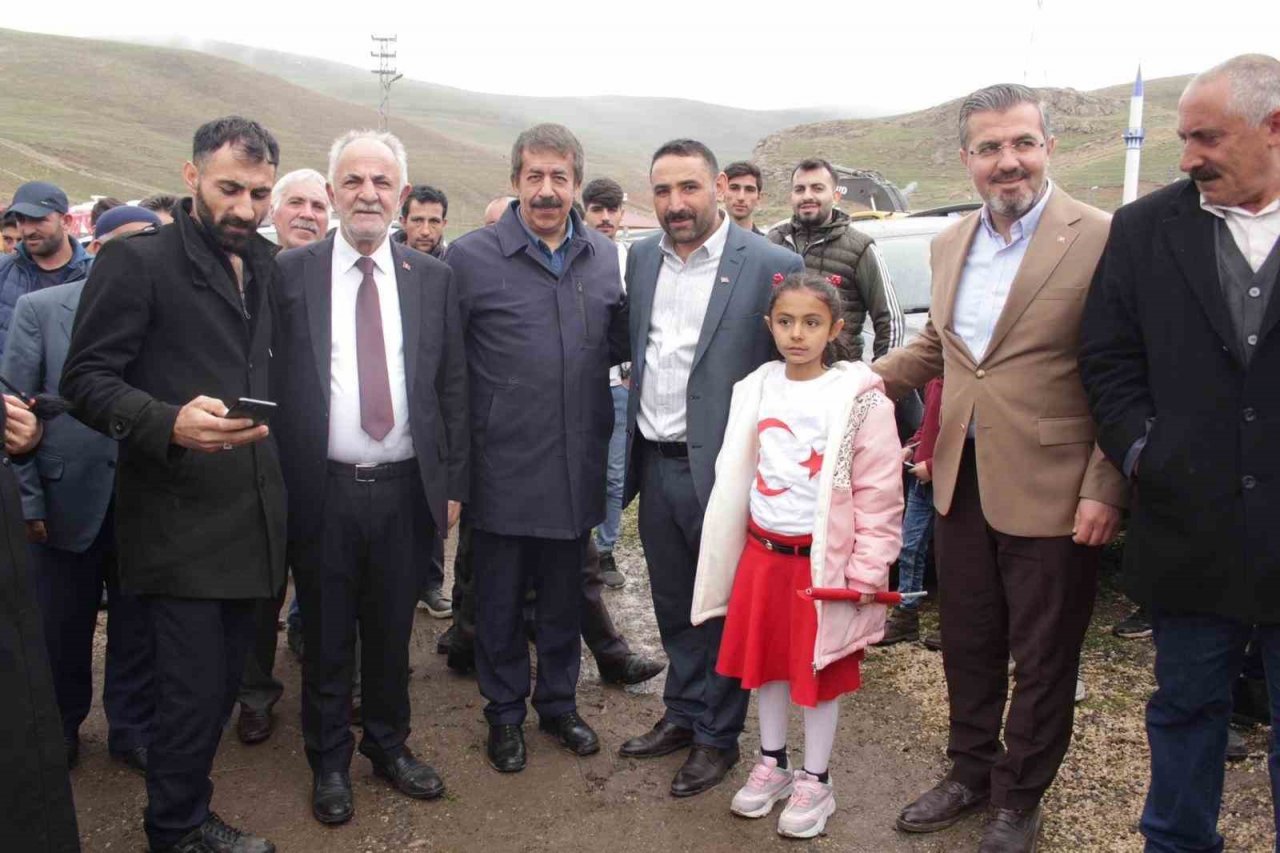 Ak Parti liderini bekliyor