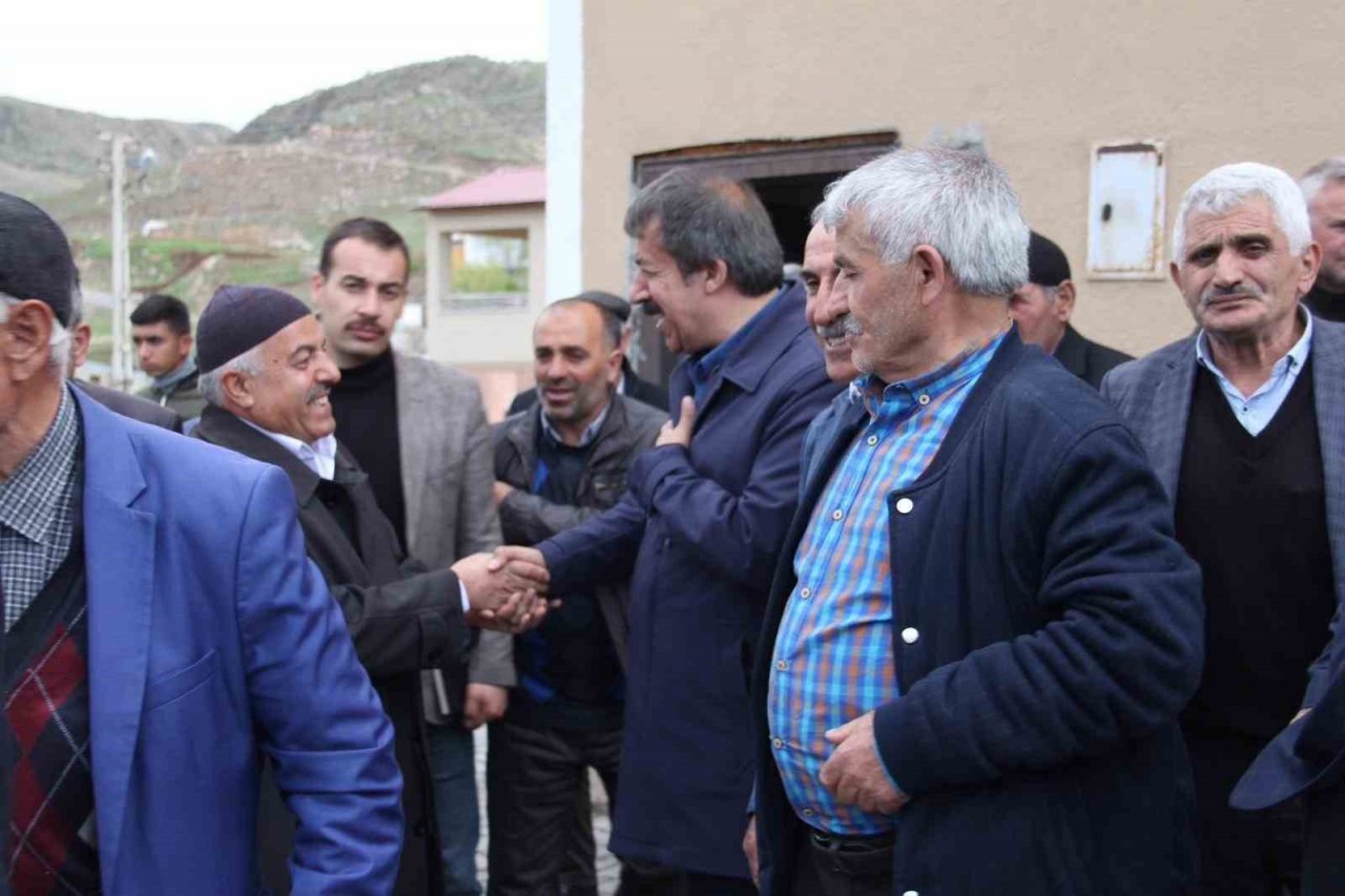 Ak Parti liderini bekliyor