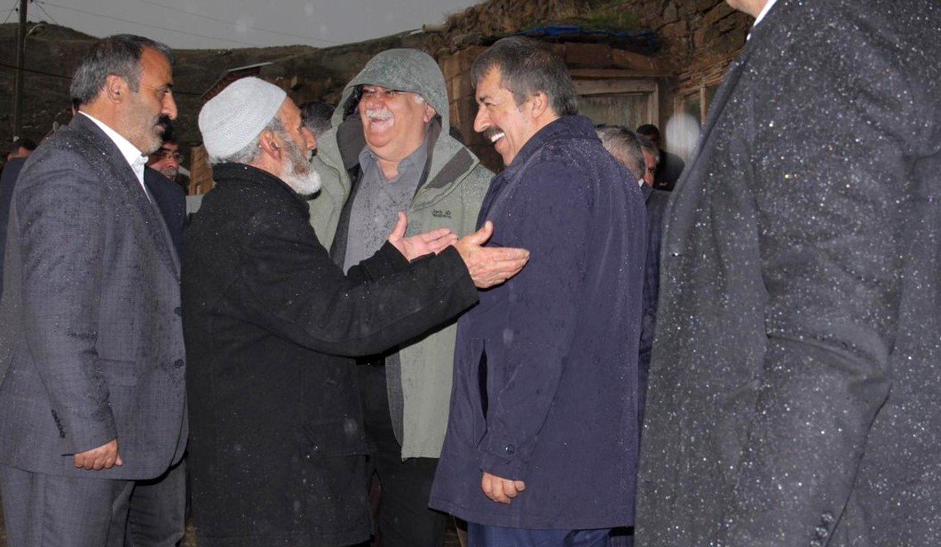 Ak Parti liderini bekliyor