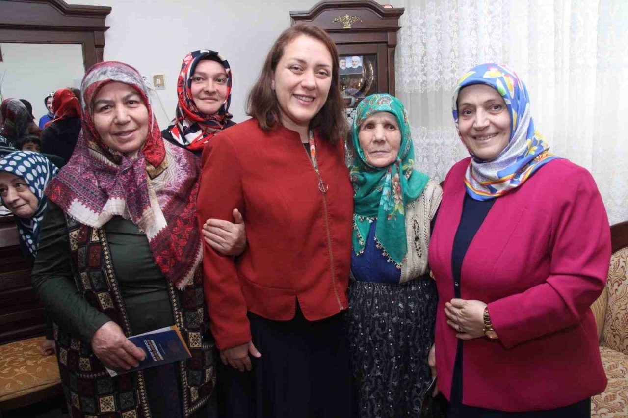 Ak Parti liderini bekliyor