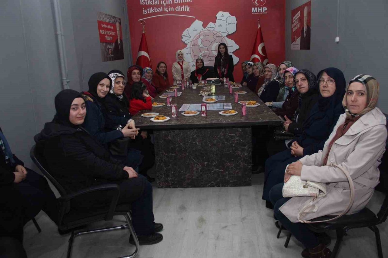 Ak Parti liderini bekliyor