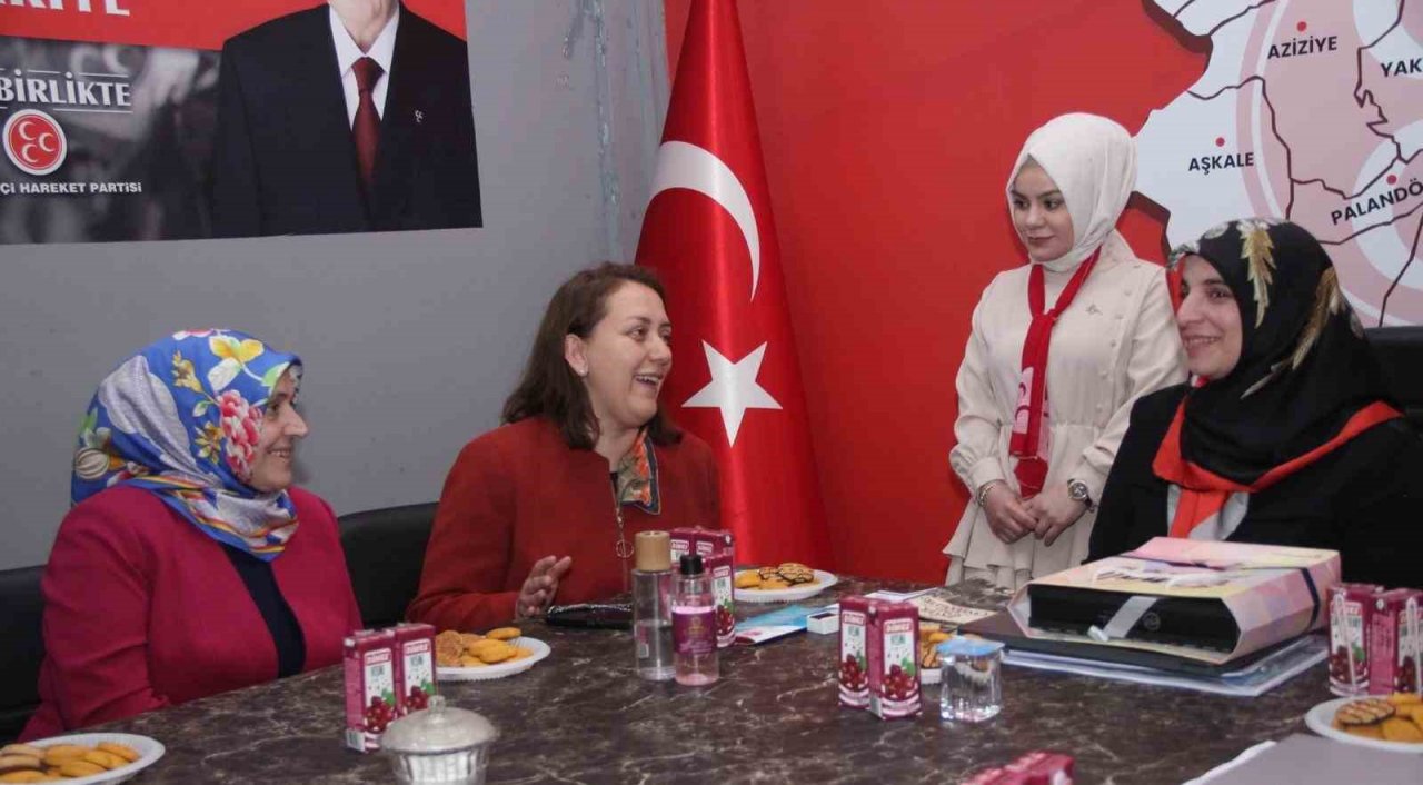 Ak Parti liderini bekliyor