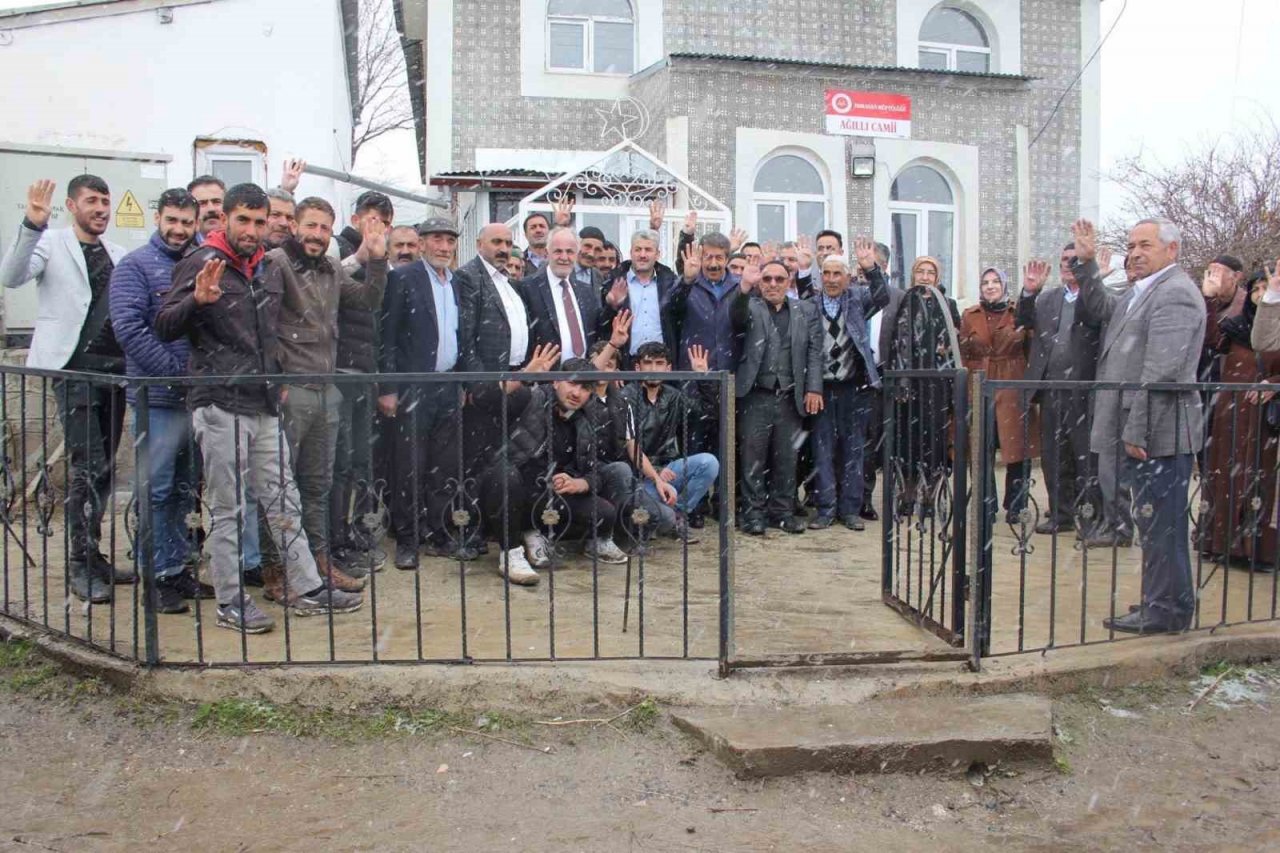 Ak Parti liderini bekliyor