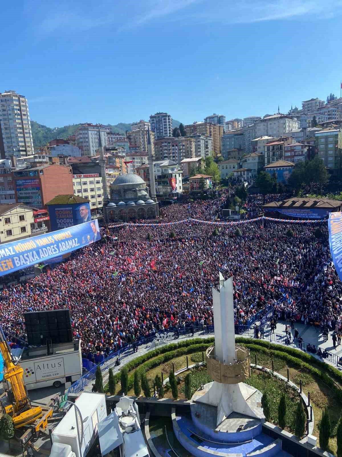 Cumhurbaşkanı Erdoğan: “Bu yıl için destek ödemesi ile birlikte yaş çay alım fiyatını kilo başına yüzde 64 arttırarak 11 lira 30 kuruşa çıkartıyoruz”