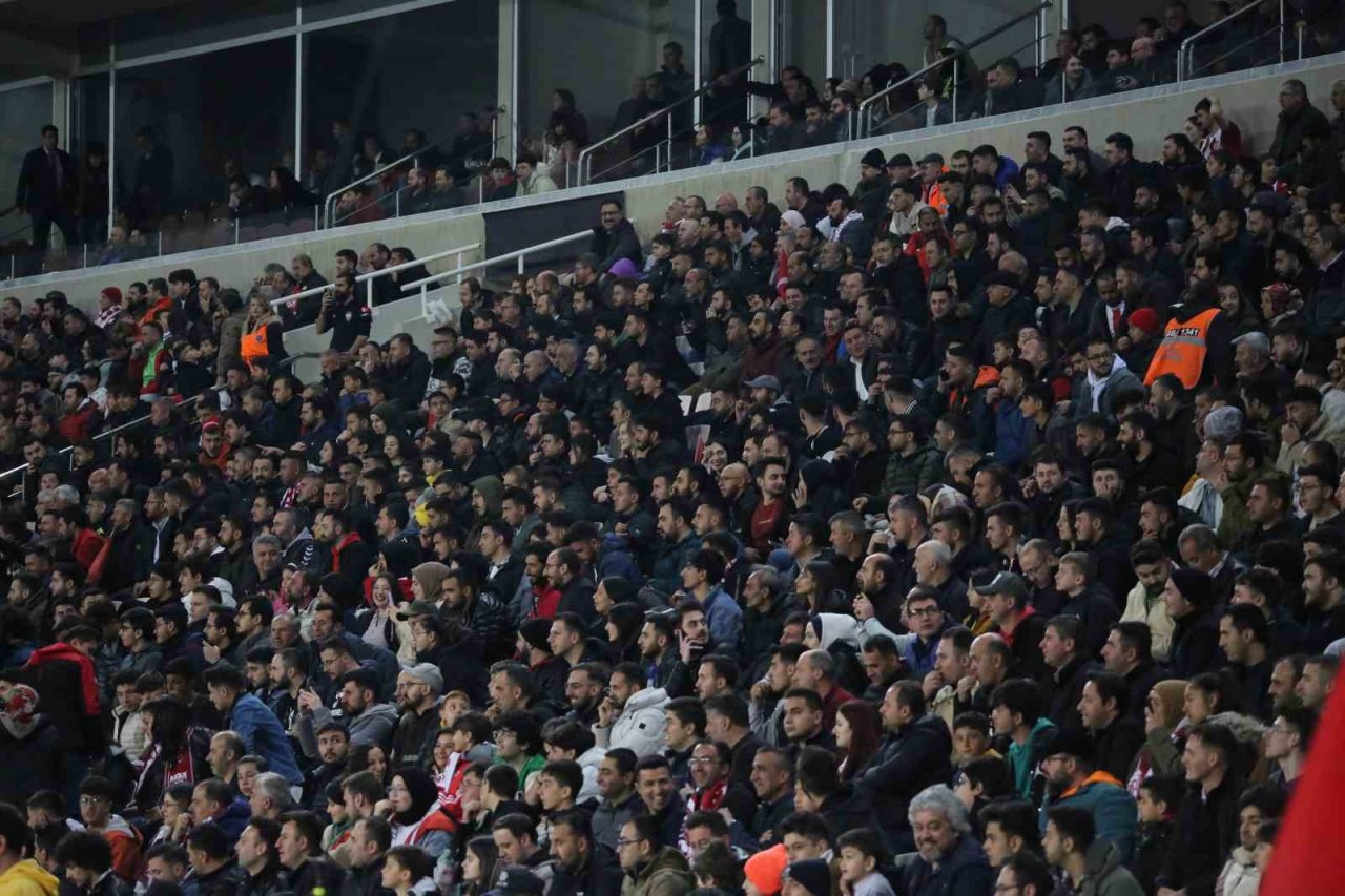 Sivassporlu taraftarlar stadyumun büyük bölümünü doldurdu