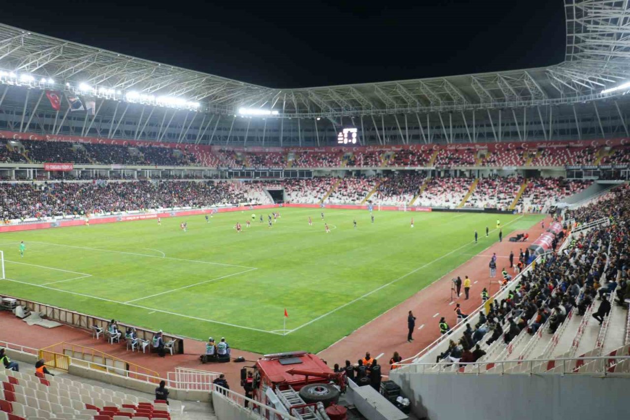 Sivassporlu taraftarlar stadyumun büyük bölümünü doldurdu