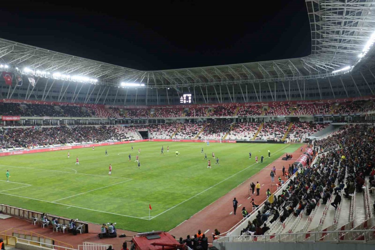 Sivassporlu taraftarlar stadyumun büyük bölümünü doldurdu