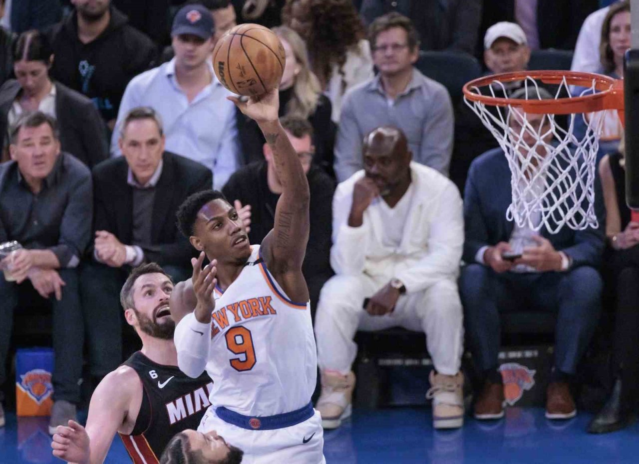 Lakers, Golden State’i yenerek seriye galibiyetle başladı