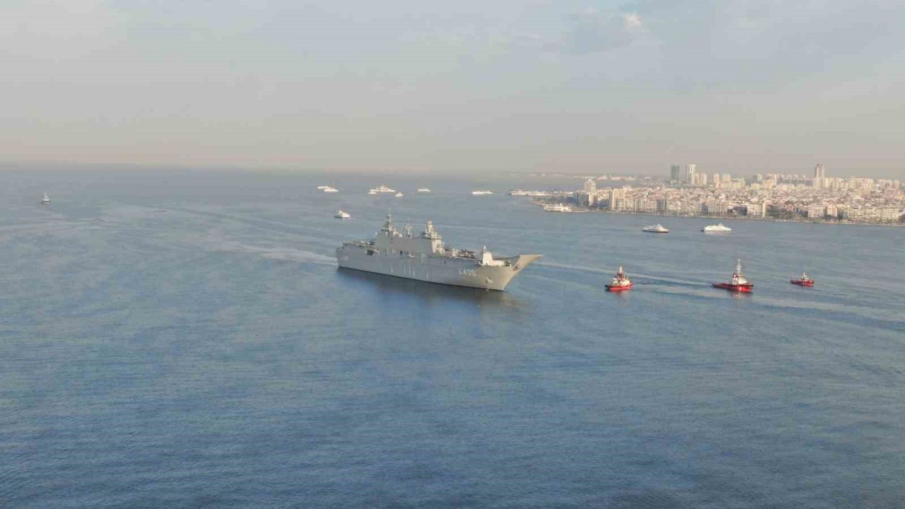 Dünyanın ilk SİHA gemisi İzmir’de: TCG Anadolu İzmir limanında havadan görüntülendi