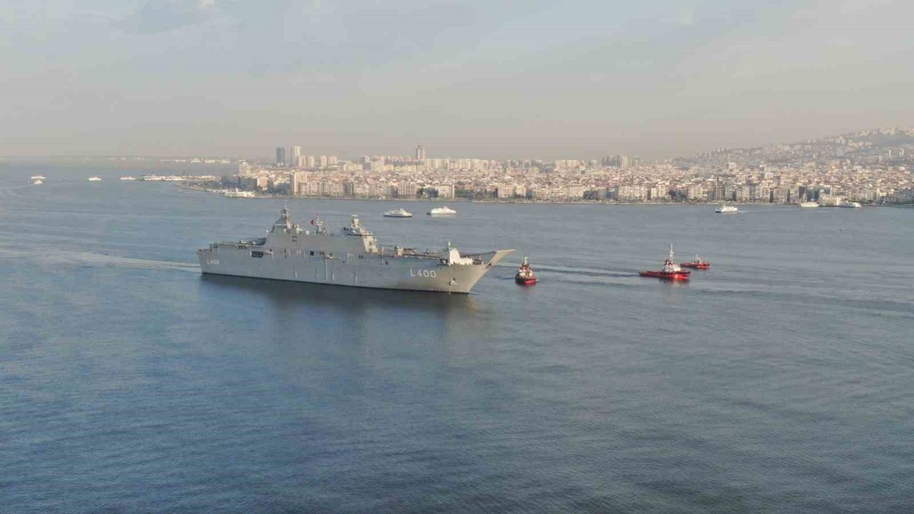 Dünyanın ilk SİHA gemisi İzmir’de: TCG Anadolu İzmir limanında havadan görüntülendi