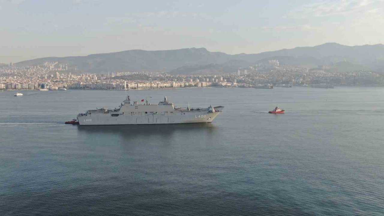 Dünyanın ilk SİHA gemisi İzmir’de: TCG Anadolu İzmir limanında havadan görüntülendi