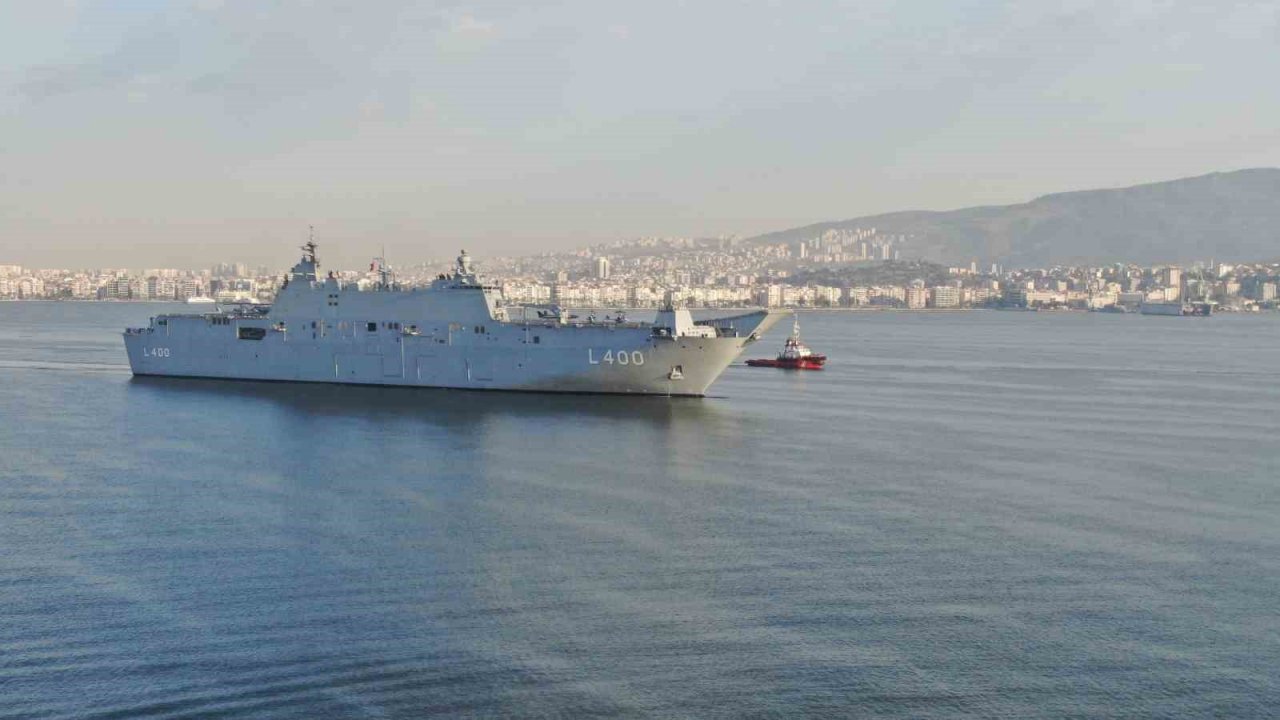 Dünyanın ilk SİHA gemisi İzmir’de: TCG Anadolu İzmir limanında havadan görüntülendi