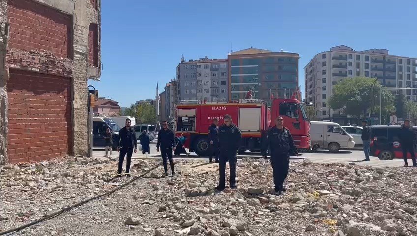 Elazığ’da metruk binanın bodrum katında yangın