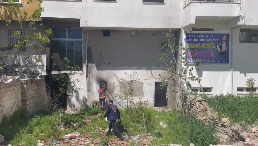 Elazığ’da metruk binanın bodrum katında yangın