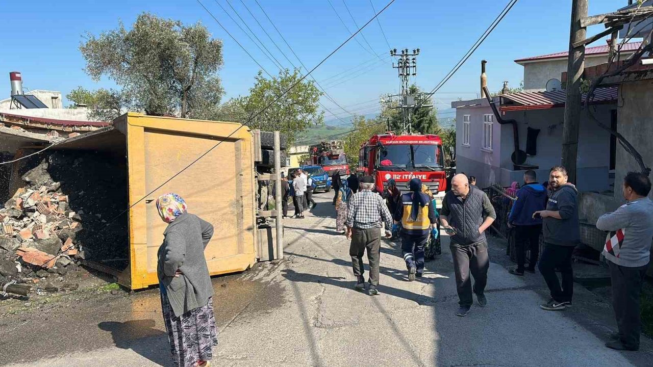 Freni patlayan taş yüklü kamyon evi yıktı