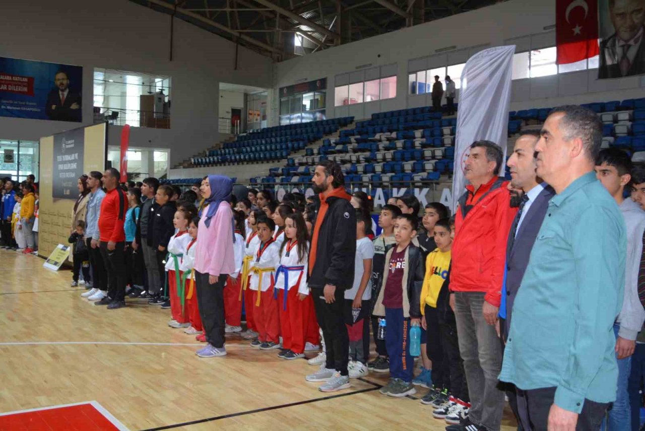 Hakkari’de 48 spor kulübüne 1 milyon 125 bin TL nakdi destek