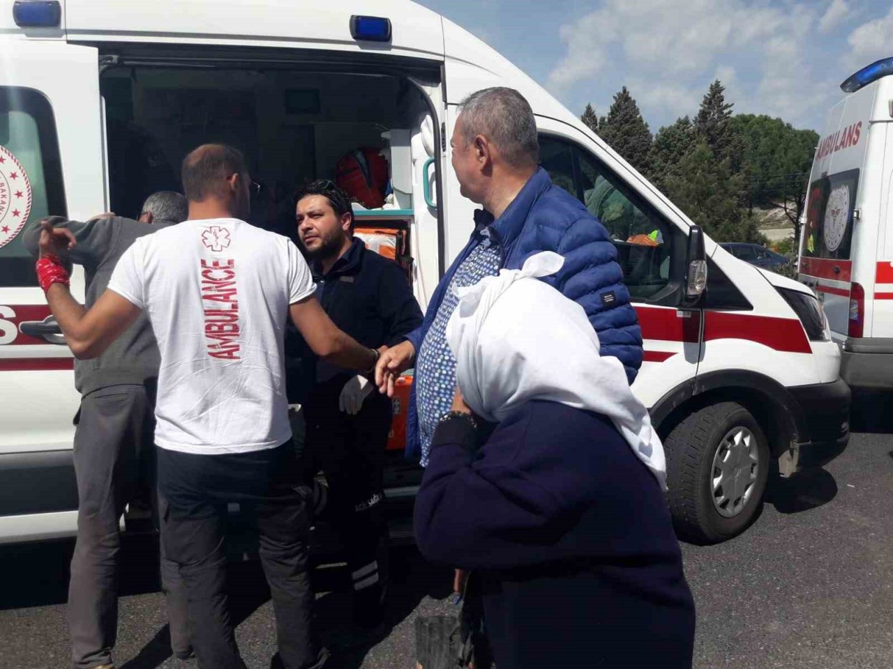 Minibüs kamyona çarptı