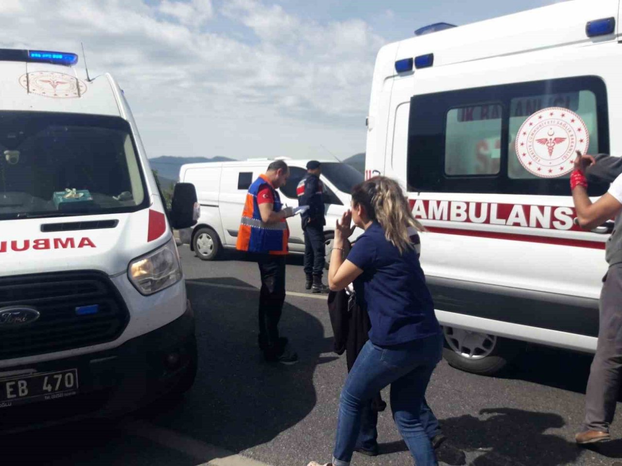 Minibüs kamyona çarptı