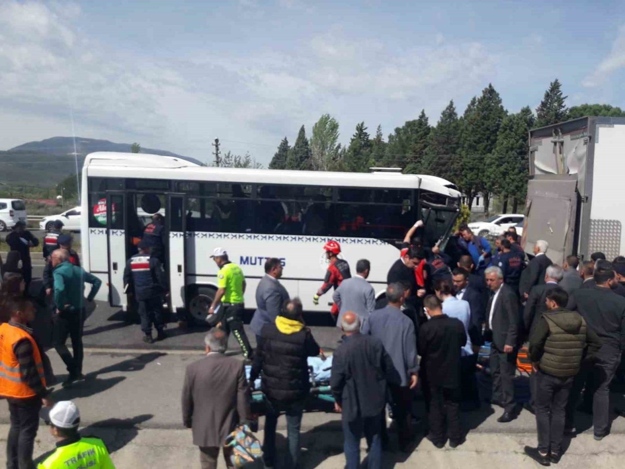 Minibüs kamyona çarptı