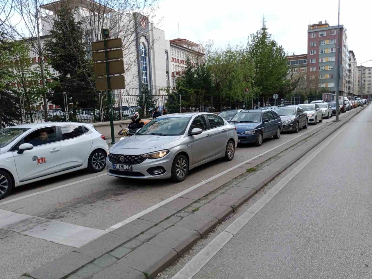 Acele eden sürücüler tramvay geçişlerine engel oldu