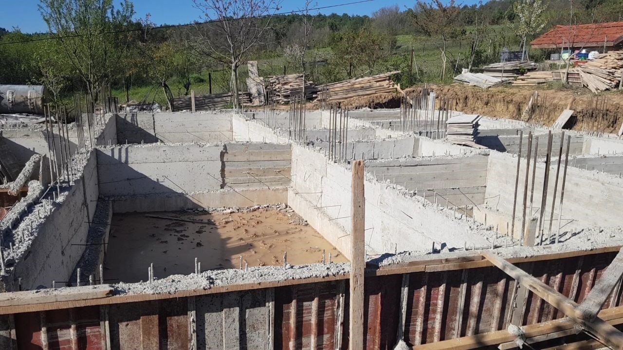 İnşaat hırsızları güvenlik kamerasına yakalandı