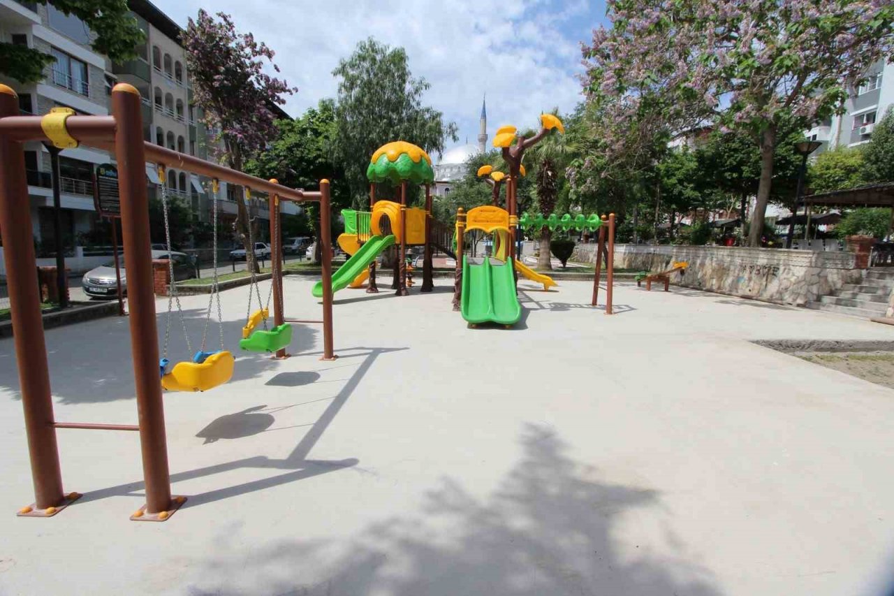 Nazilli Yunus Emre Parkı’nda oyun grupları yenilendi