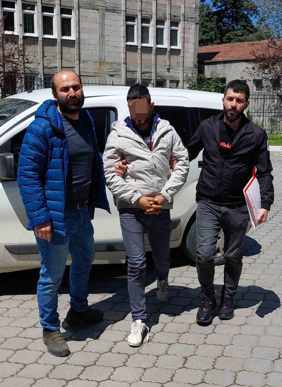 Tartıştığı genci sırtından bıçakladı